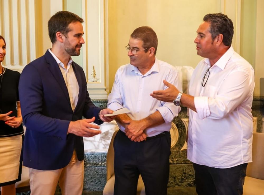 Ibraoliva entrega convite da Abertura da Colheita da Oliva ao governador do RS