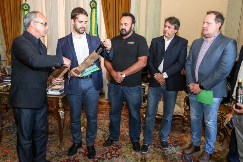 Ibraoliva entrega convite da 8ª Abertura Oficial da Colheita ao Governador Eduardo Leite